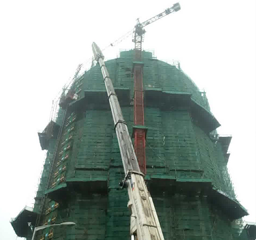 洛阳市吊车在工地上作业